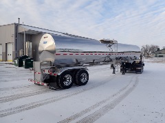 Right rear corner view of Wabash bolster-style food grade tank for bulk liquid transport